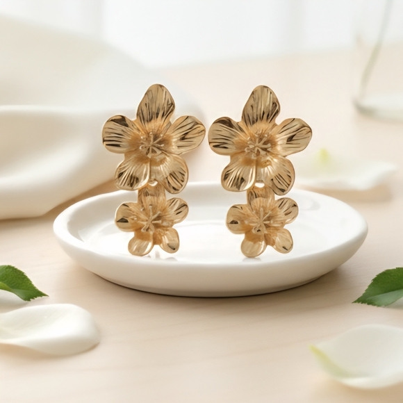 🆕️ Luxury Golden Flower Statement Earrings 🌸 Vintage Style Elegant Studs 🌟 - Picture 9 of 13